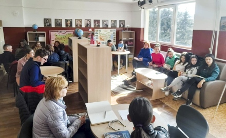Ученици дариха любими книги на новооткрита училищна библиотека в Стрелча