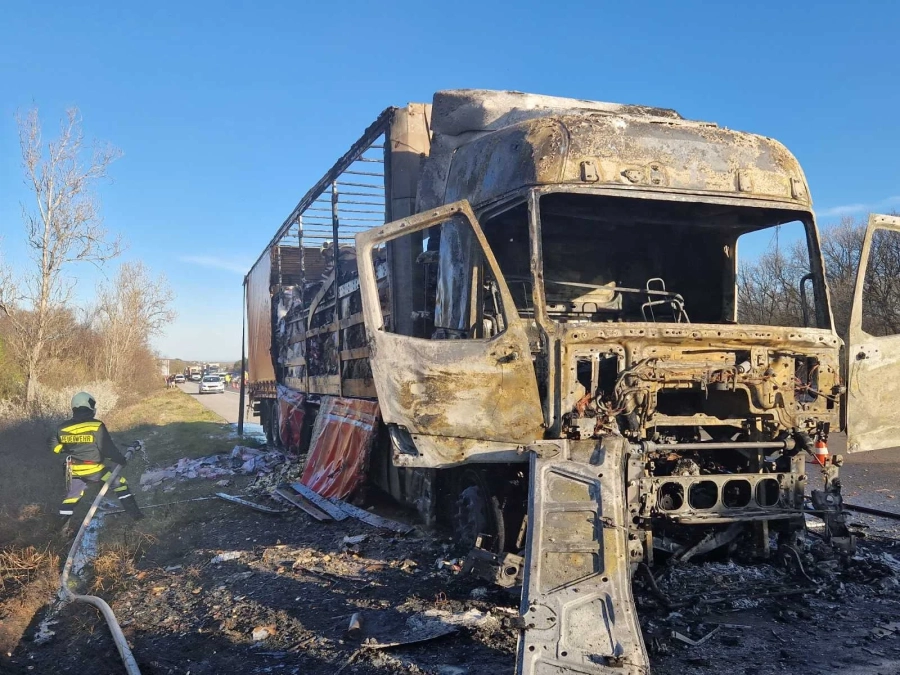 Движението по АМ „Тракия“ е възстановено, в 16.15 часа се замозапали турски ТИР със захар