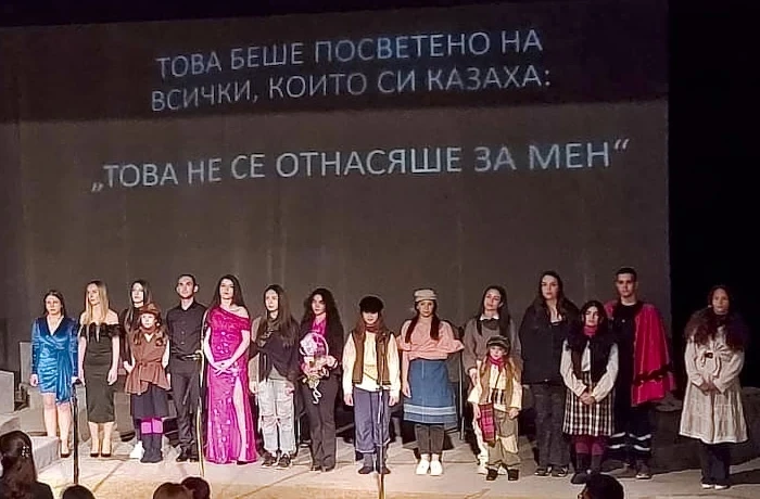 В спектакъл млади актьори съизмериха властта днес с „Приказка за стълбата“