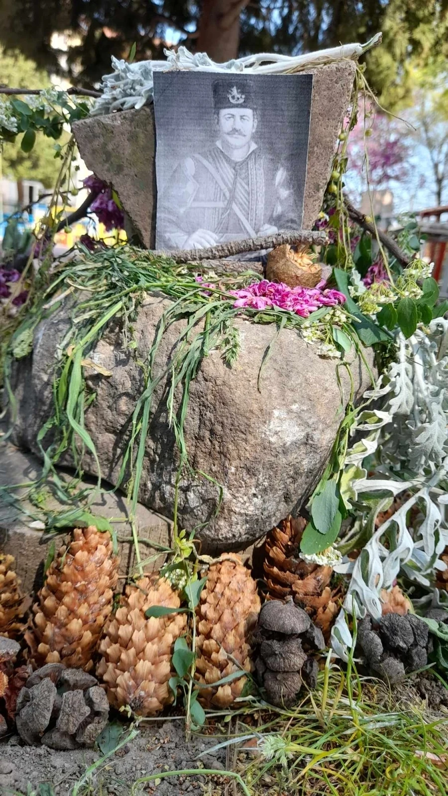 Първолаци направиха паметник на Капитан Петко войвода в училищния двор