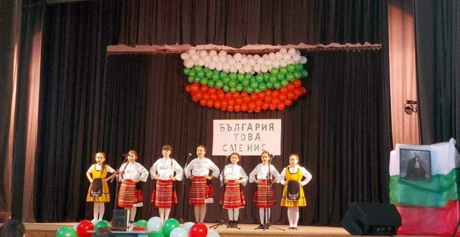 Децата от Мало Конаре събраха над 2000 лева за възстановяване на паметната плоча за Левски
