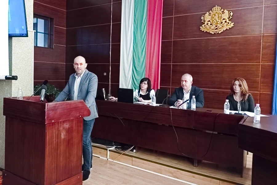 Поставиха фотоволтаици върху общински покриви по мащабен проект