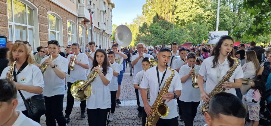 На днешния Гергьовден Пещера празнува, богатата програма започна още на 16 април