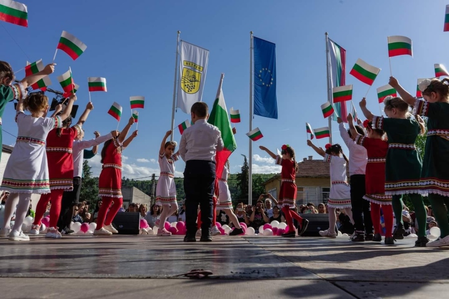 Мощна заря послучай 21 години от обявяването на Ветрен за град (снимки)