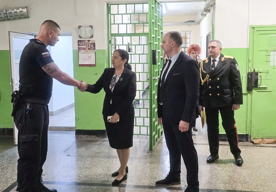 Затворът в Пазарджик чества своята 80-годишнина, правосъдната министърка бе гост, а Васко Кръпката поздрави с вечните си хитове