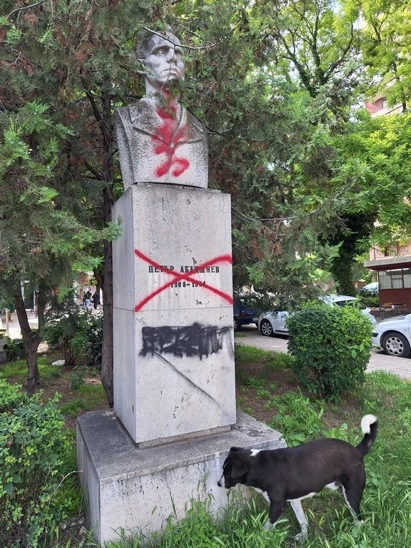Празнуваме със занемарени паметници… и памет