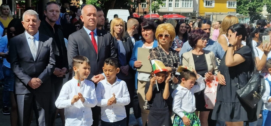 Мащабно шествие за 24 май в Пещера – “Бъдете здрави, благословени и одухотворени!“ - пожела кметът на общината Йордан Младенов