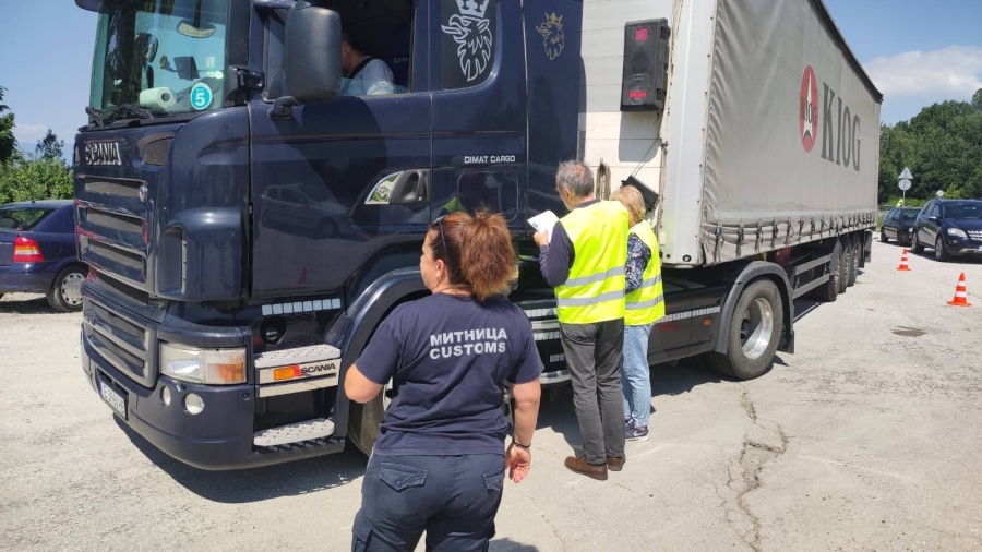 Служители на полицията, митниците, Пътното, ДАИ и трудовата инспекция проверяват при Говедаре