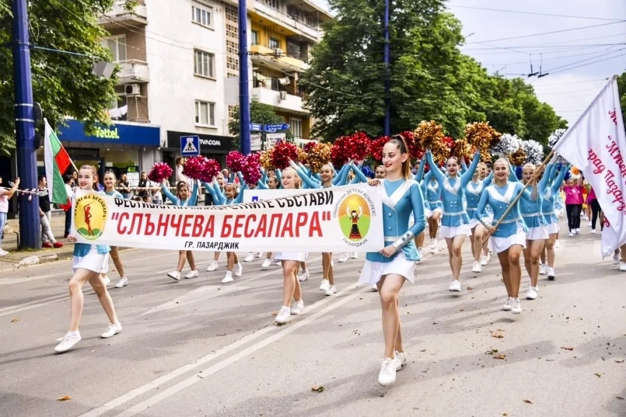 667 мажоретки от 30 състава в 13-я фестивал \