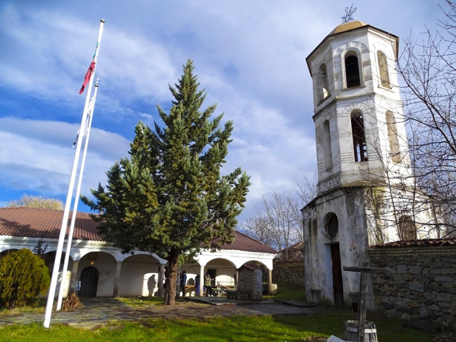 Селски храм ни нашепва за грешната любов на зографа Захарий