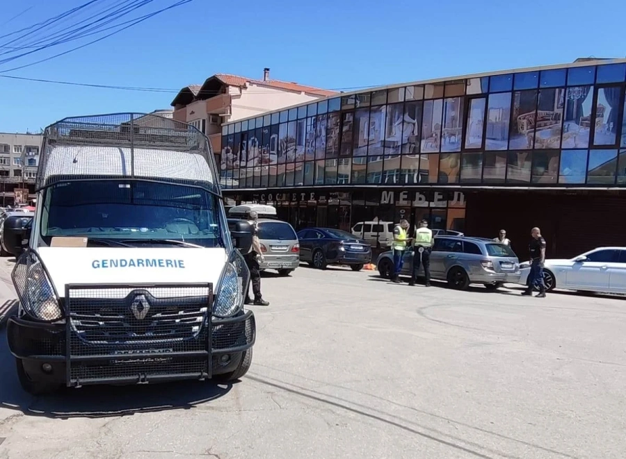 В специализирана полицейска операция: 12 задържани, трима издирени, проверени близо 2000 души и над 900 МПС и обекти