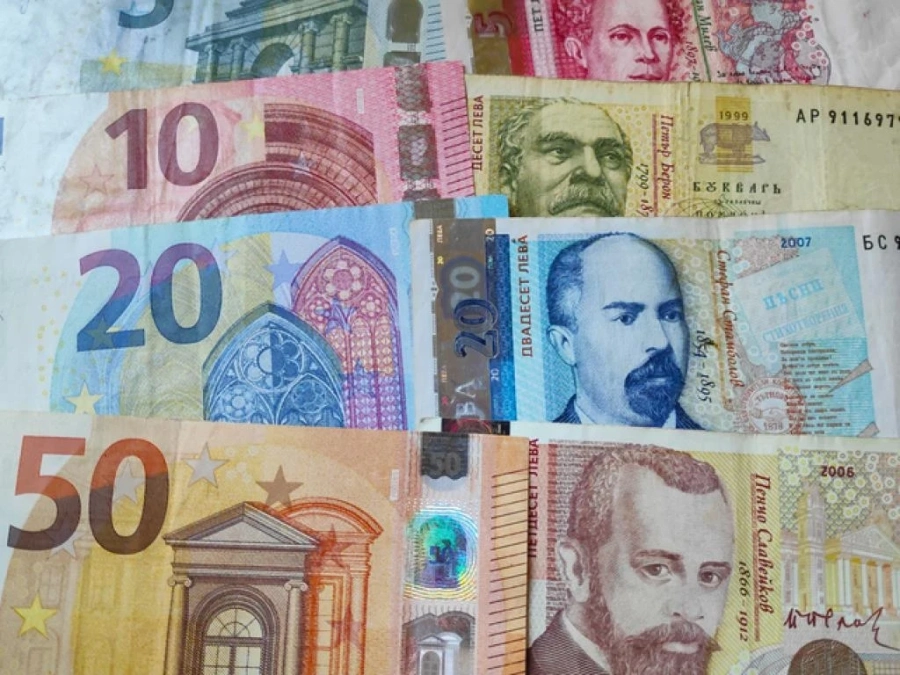 Мъж открадна 6000 лева, 1000 евро и златни бижута от роднини