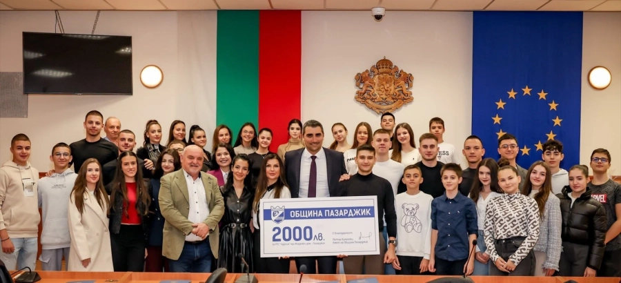 Петър Куленски награди “Чудесия“ за отличието Гран При на “ТОП 10 Български танцов фолклор“