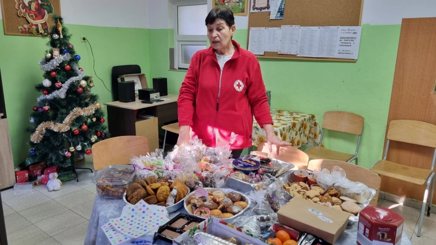 Деца от СУ „Д-р Петър Берон” зарадваха потребителите на ЦНСТ към БЧК