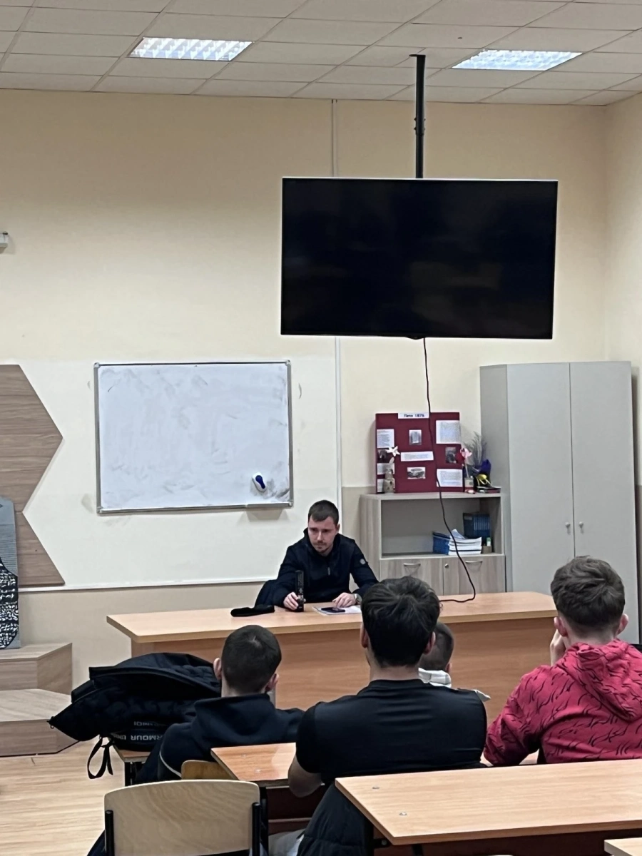 Като пред приятели д-р Бакалов говори за рисковете от вейпове, райски грас и енергийни напитки пред учениците от Математическата
