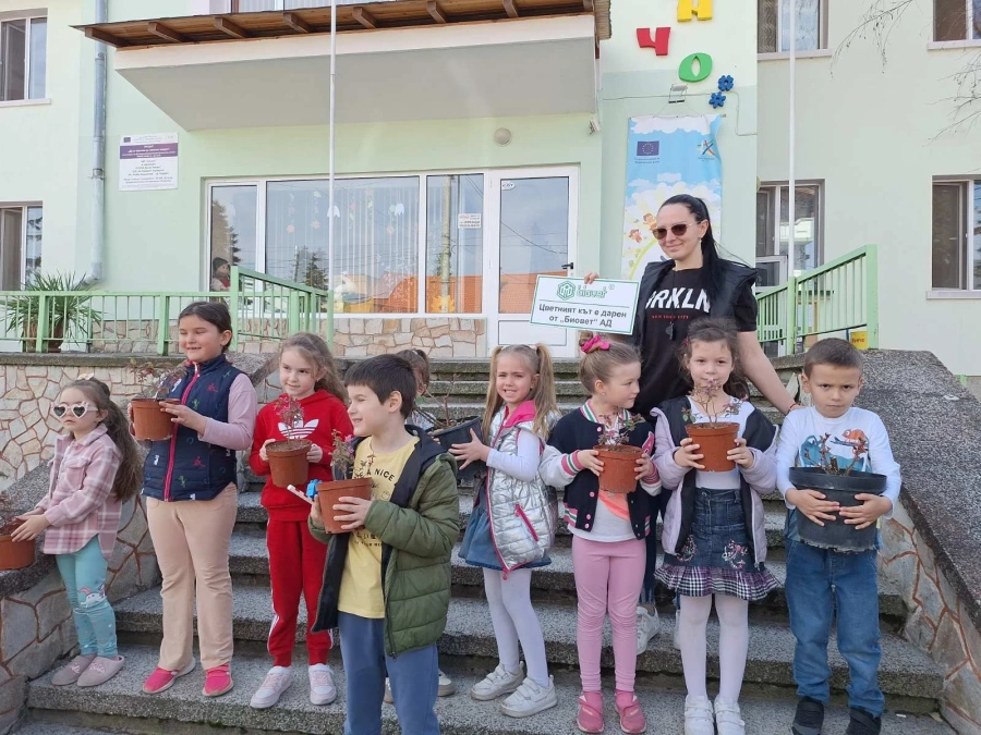 За  Първа пролет „Биовет“ АД подари храсти и дръвчета на детските градини в община Пещера