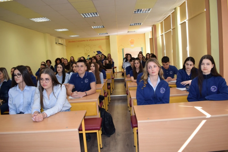 Министър Гуцанов пред ученици: Ако нарека случващото се с вейповете, райския газ и дизайнерски дроги пандемия, няма да сгреша