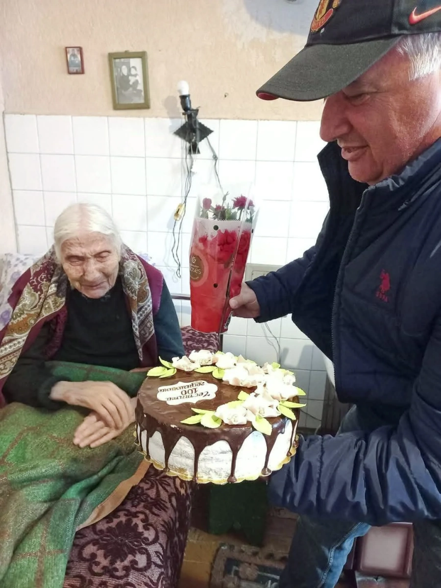 С песен на уста баба Спасийка чукна сто лета