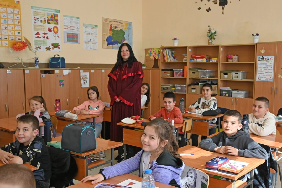 Зам.-районният прокурор се върна в първото си училище, за да предупреждава колко опасни са дрогата и алкохолът