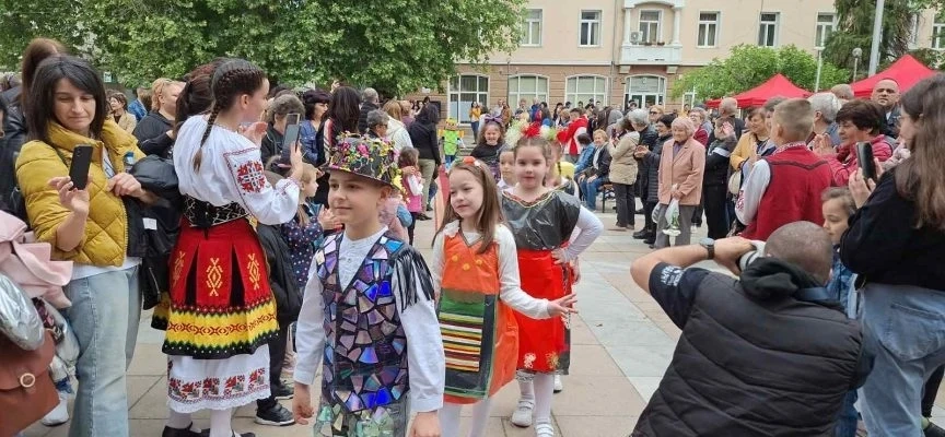Група LOS PAMBOS ще пеe и танцува в Пещера на фестивала в събота