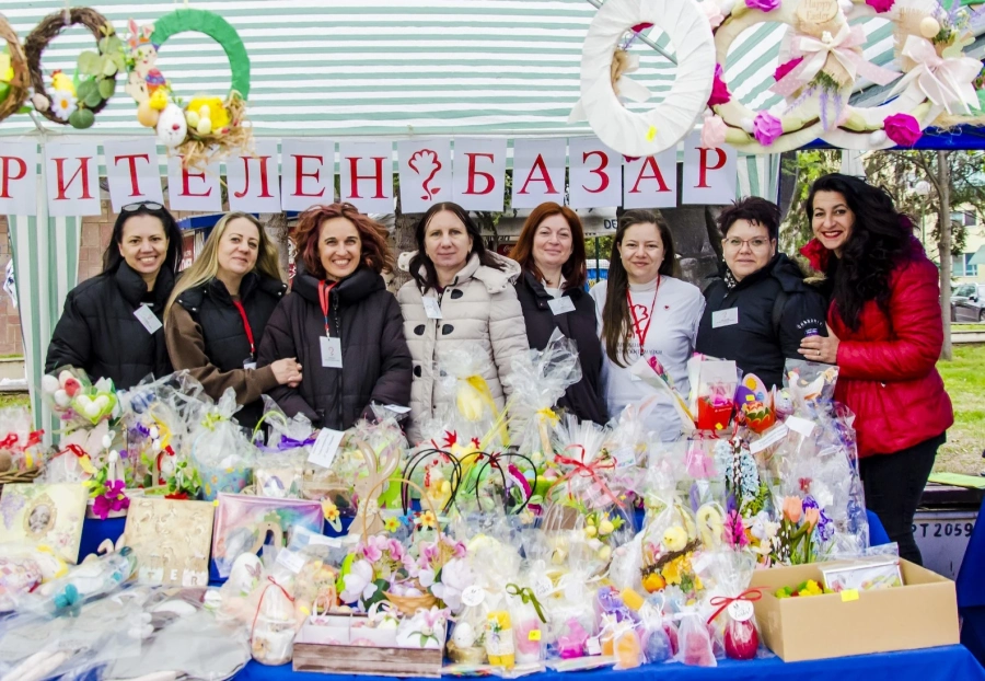 Сувенири, атракциони и вкусотии на Великденския базар