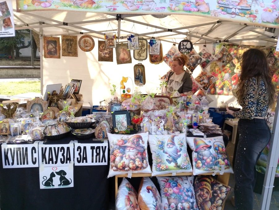 На базара: Може да зарадвате животинче на щанда “Кучешката къща на Вяра“
