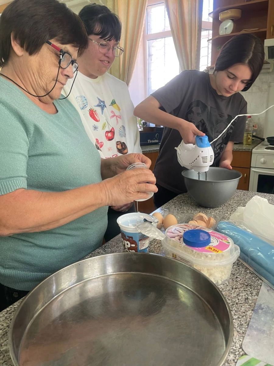 Аромат на вкусни мекици и баница по рецепта на баба изпълни училището в Паталеница