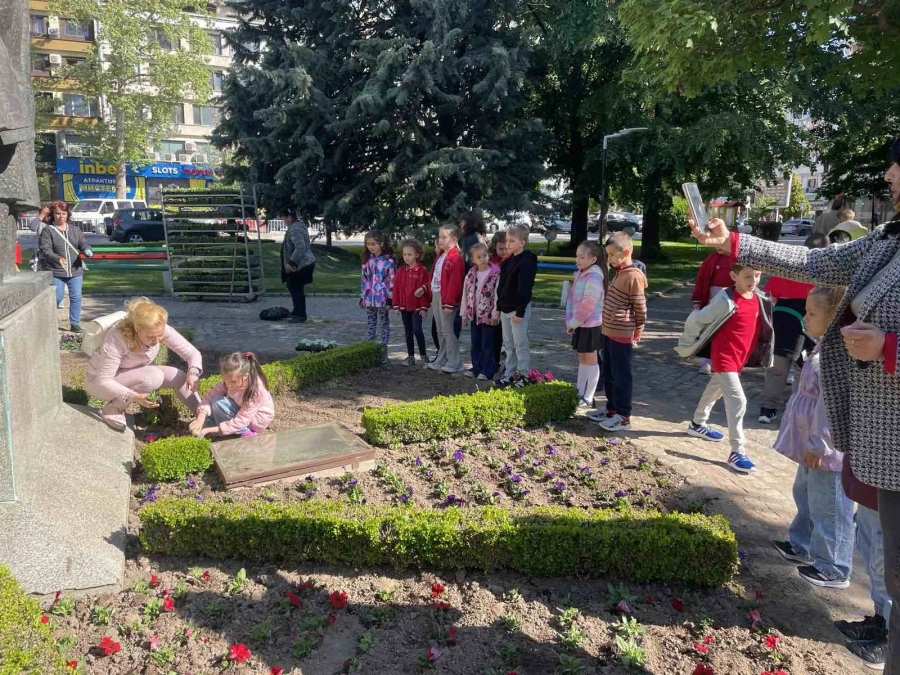 Цветя около паметника на св. св. Кирил и Методий засадиха първокласници от НУ “Васил Левски“