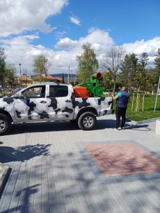 Снощи в Стрелча пръскаха срещу бълхи, кърлежи и други вредители