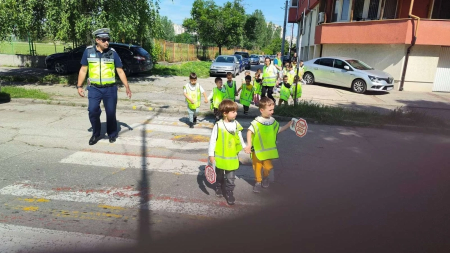 Деца участваха в занятие по пътна безопасност и раздаваха на водачите на автомобили послания за безопасно шофиране