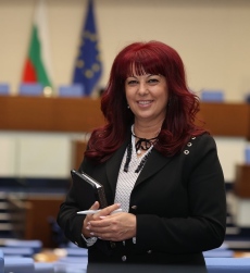 Петя Цанкова: Честит 24 май! Ролята на учителите в запазването на националната идентичност и духовност е незаменима