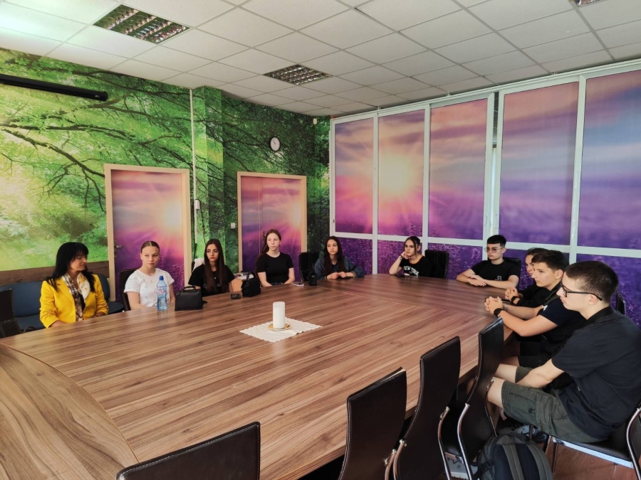 Младежи бяха на посещение в “Синята стая“