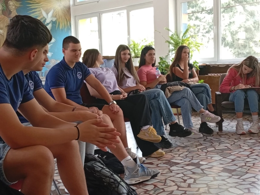 Ученици „сваляха етикети“ в импровизационен театър