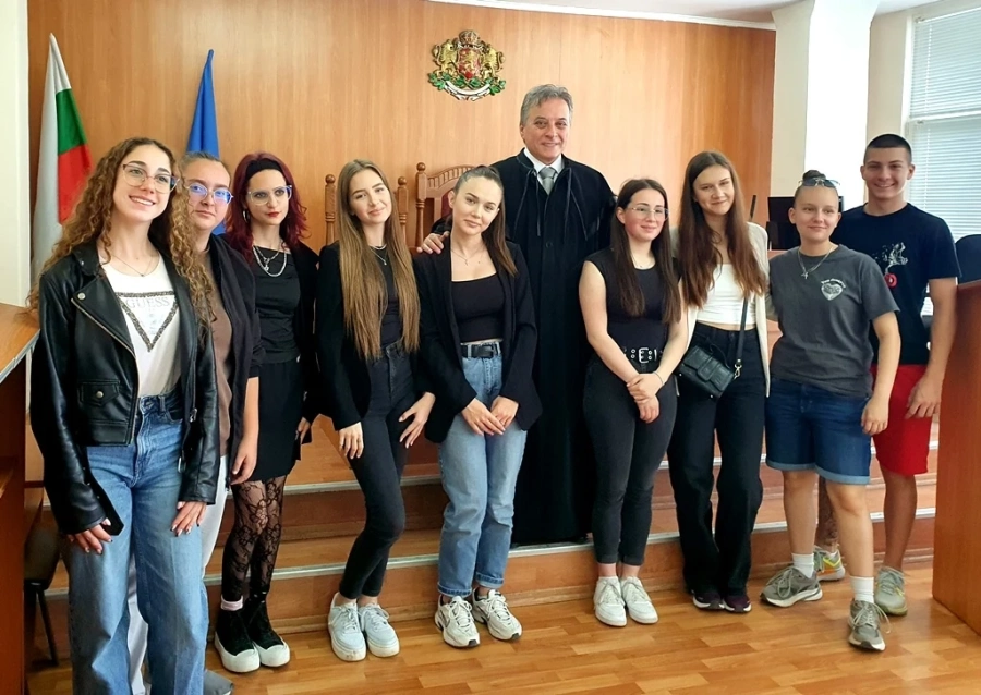 Съдия и гимназисти разговаряха за човека под тогата и качествата, които трябва да притежава той