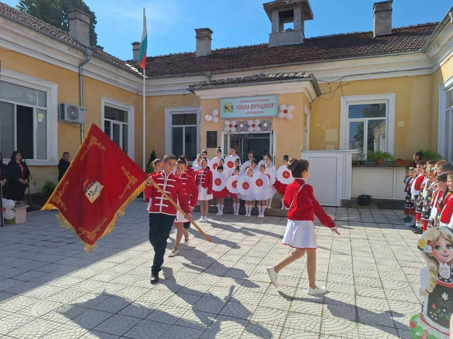 Красотата на празника ни може да се сравни с лириката на нашия патрон – тази седмица НУ „Никола Фурнаджиев“ празнува