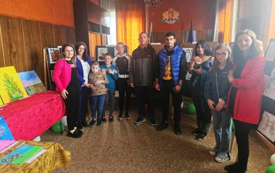 В Нова махала: Деца със специални потребности показаха таланта си в изложба