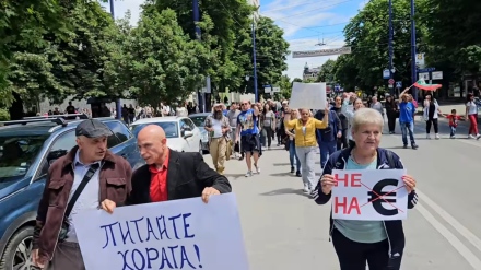 В Пазарджик: Стотици на протест в защита на лева /СНИМКИ И ВИДЕО/ - днес ще има и протест в памет на загиналите деца на пътя