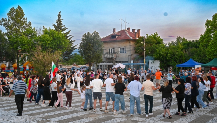 Иван Звездев и Надя Казакова забавляваха хората на празника на Карабунар