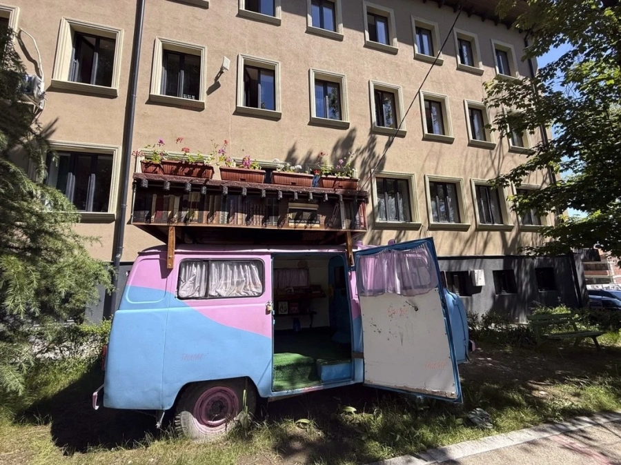 Библиотека в… синьо-розова УАЗ-ка
