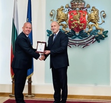 Президентът Радев връчи почетен плакет “Община на годината“ на Община Пещера