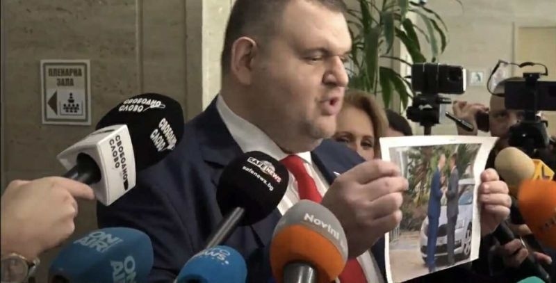 Пеевски показа снимка на Антон Славчев и Кирил Петков: Това са задкулисните договорки в държавата