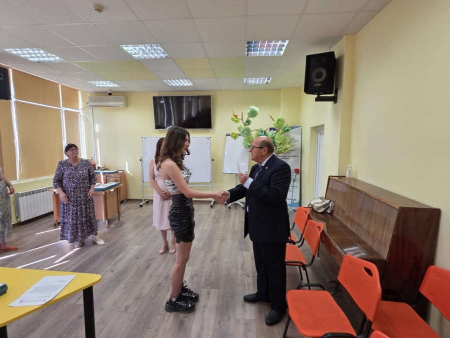 Болница „Хигия“ отличи учител и изявени ученици от Езиковата гимназия