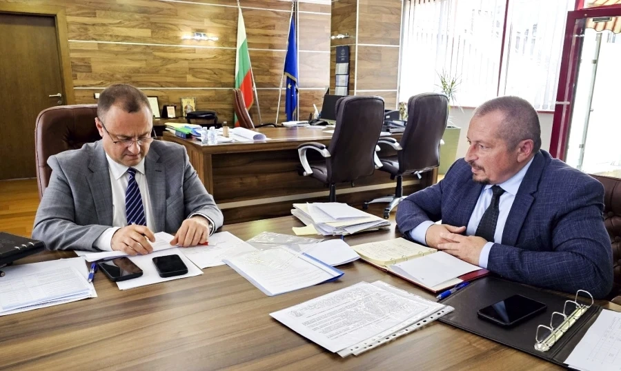 Министър обеща пари на кмета на Панагюрище