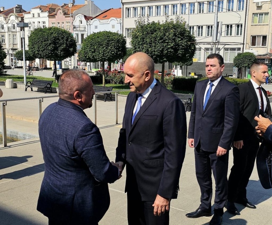 Президентът Румен Радев в Панагюрище - прие да е патрон на 150-годишнината от Априлската епопея