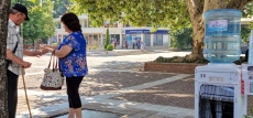 Хладна вода за минувачите в центъра осигурява Община Пещера