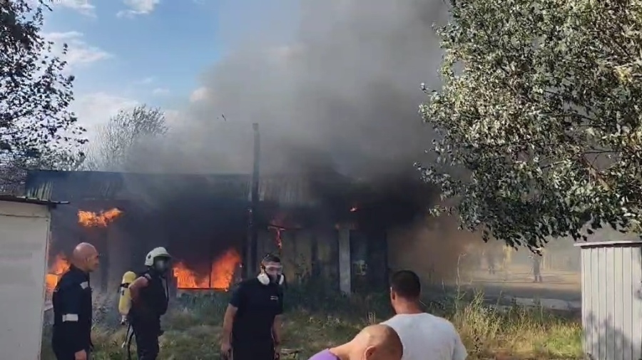 Започват да овладяват пожара в кв. „Запад“, на място е и кметът на Пазарджик