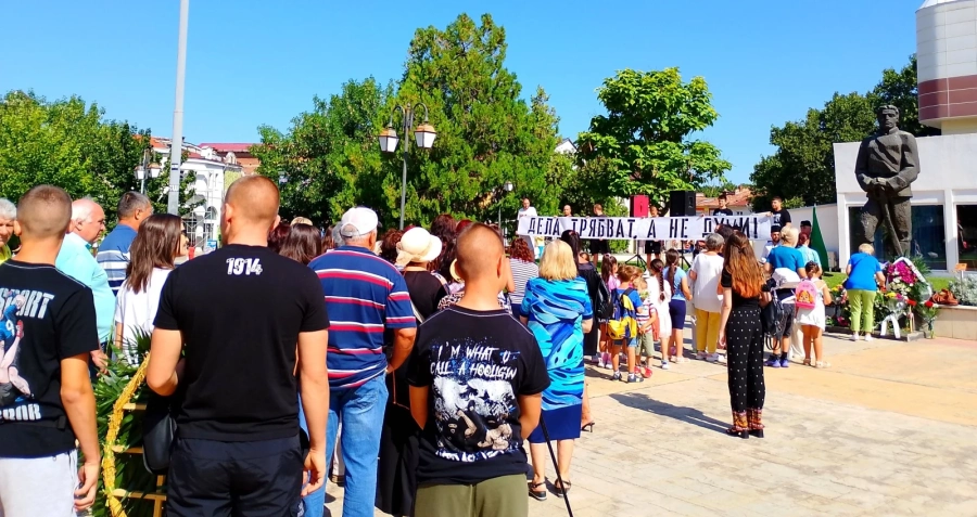 Почит и цветя за Апостола в Пазарджик /СНИМКИ/