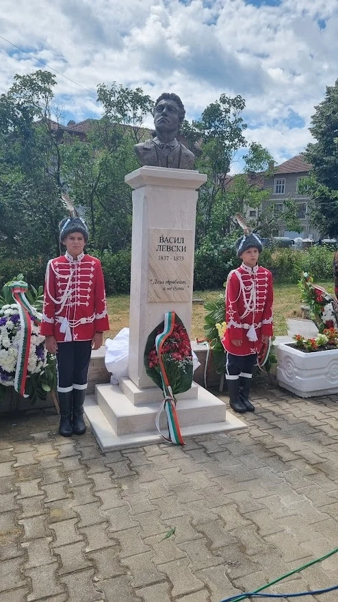 Първият бюст-паметник на Васил Левски беше открит в Батак