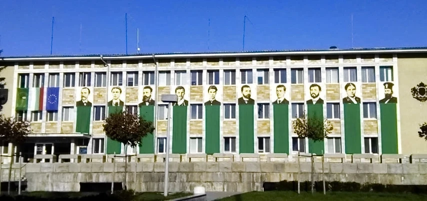 Улица „Шести септември“ в Панагюрище се превръща в сцена на общността /ВИДЕО/