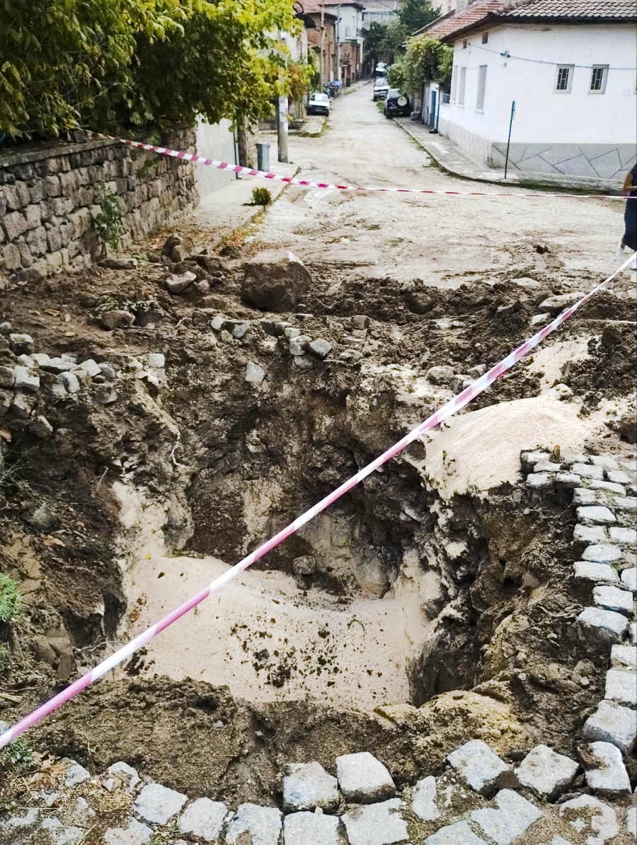 Водни аварии и 3 м дълбоки ”кратери”, кметица и зам.-кметица дават ”заето” в Брацигово